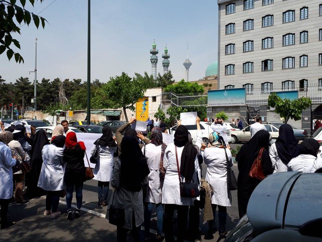 تجمع اعتراضی دانشجویان و جامعه علوم آزمایشگاهی در روز علوم آزمایشگاهی
