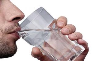 در این مواقع از نوشیدن آب پرهیز کنید!