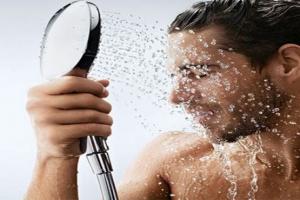5 اشتباهی که در هنگام استحمام انجام می‌دهید/ چرا نباید صورت را در حمام شست؟