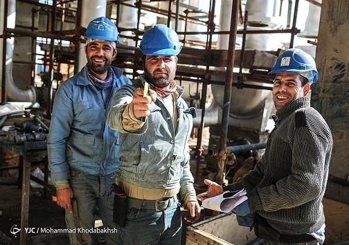 کارگران مشغول به کار در پالایشگاه بید بلند خلیج فارس